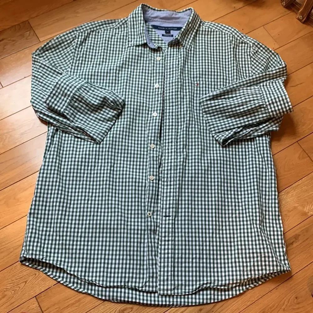 Tommy Hilfigre green + white plaid button up business casual long sleeve shirt